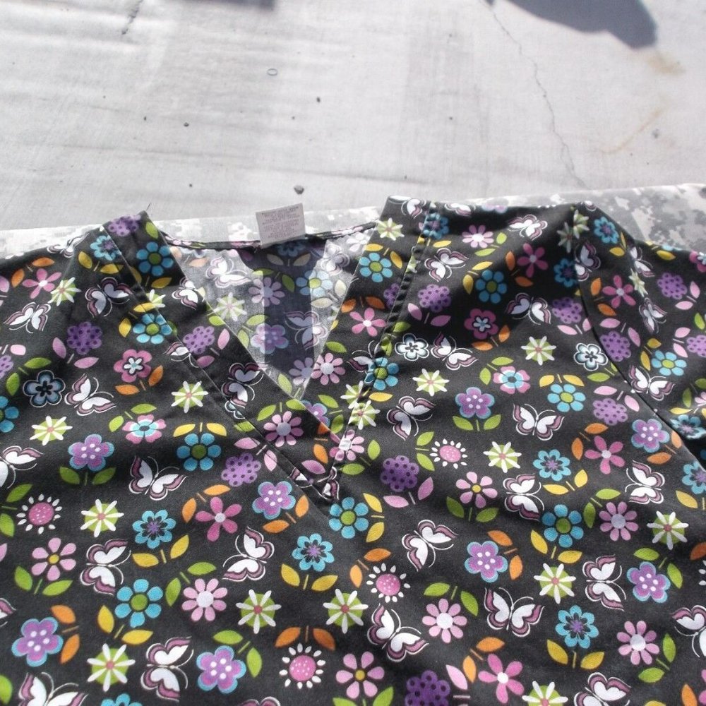 CASSANDRA O BLACK MULTI COLORED FLOWER & BUTTERFLY DESIGN LG SCRUB TOP IG 2119 - Picture 2 of 12